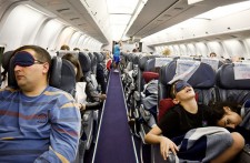 Mẹo hay giúp bạn ngủ ngon trên máy bay